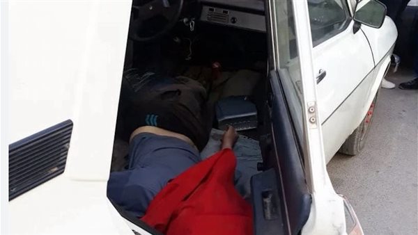 جثة داخل سيارة -