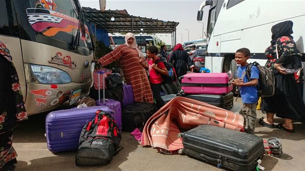 سودانيون في أحد المعابر