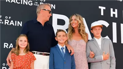 بعد علاقة رومانسية لـ 18 عامًا.. زوجة كيفن كوستنر تتقدم بطلب الطلاق