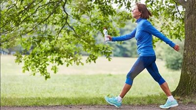 يسهم في تنظيم الدورة الشهرية.. أهمية المشي لصحة النساء