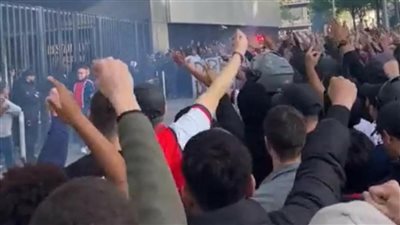 تسب ميسي وتهاجم الإدارة.. جماهير باريس سان جيرمان تتظاهر أمام مقر النادي 