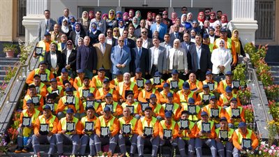 خلال تكريمهم.. محافظ الإسكندرية لعمال النظافة: أنتم الأفضل لأنكم تنظفون ما نتسبب فيه جميعًا