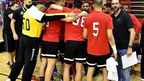 حسين زكي مع أهلي