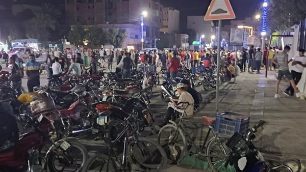 الاهالي امام المستشفى