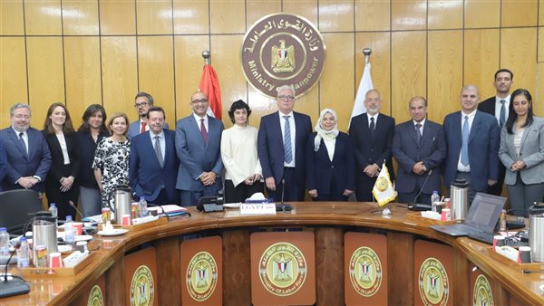 القوى العاملة مع