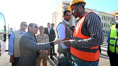 السيسي لأحد العمال بالعاصمة الإدارية: تنتخب أو متنتخبش مش دي القضية.. المهم إنك تكون مصري وأنا اللي في إيدي هقدمهولك