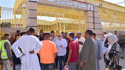 محافظ الأقصر يتابع الالتزام بالتعريفة الجديدة بالعديد من المواقف ويستمع للسائقين 