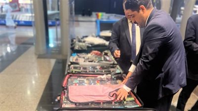 جمارك مطار القاهرة تضبط محاولة تهريب 1830 عبوة سجائر إلكترونية