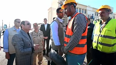 ناقصني حاجات كتير يا ريس.. السيسي يلبي مطالب أحد العمال في العاصمة الإدارية الجديدة