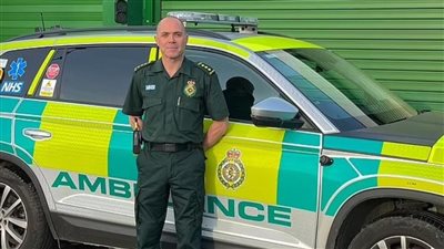 على مقعد رئيسي.. المسعف المعالج لـ أول مريض كورونا يحضر حفل تتويج الملك تشارلز