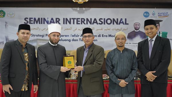 تمنح الدكتور أسامة