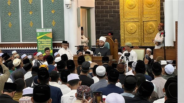 الآلاف يتزاحمون لحضور