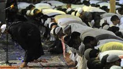 بث مباشر بالحرم وأثناء إمامة الناس.. أزهري يكشف حكم توثيق العبادات بالصور