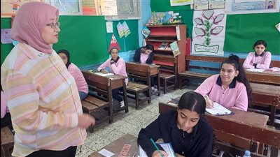 رسالة اطمئنان للطلاب.. وكيل تعليم بورسعيد تتفقد سير امتحانات نهاية العام | صور