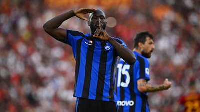 لوكاكو يقود إنتر ميلان لفوز ثمين على روما في الدوري الإيطالي
