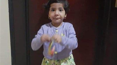 كانت رايحة تلعب داخل سيارة جدها الباب اتقفل عليها.. القصة الكاملة لوفاة صغيرة طوخ داخل سيارة ملاكي 