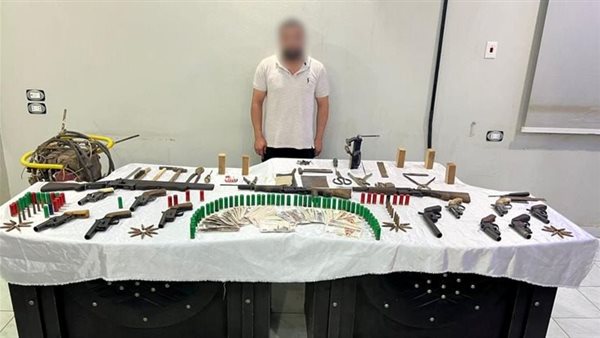 المتهم بحوزة المضبوطات