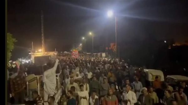 المئات يتضرعون إلى