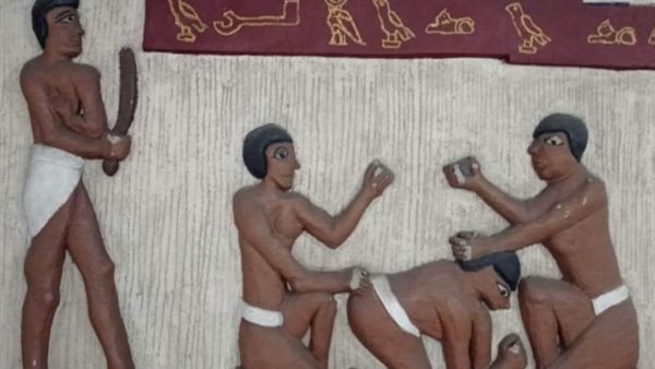 جدارية منقوشة على