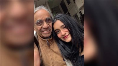 بعد إصابة والدها بالسرطان.. فتاة تتبرع بآلاف الكتب للأطفال المرضى في المستشفيات