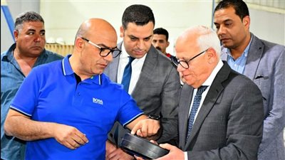 وزير الصناعة ومحافظ بورسعيد يلتقيان رئيس مجلس إدارة مصنع بيراميدز لبحث أي معوقات والتوسع في إنتاج الإطارات 