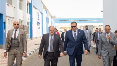 رئيس الرقابة الصحية يتفقد أول مصنع مصري لإنتاج مستحضرات وأدوية الأورام