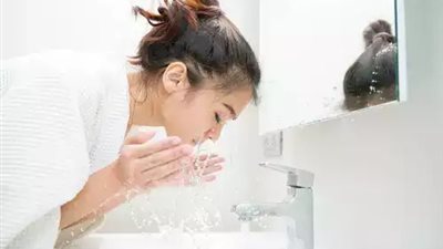 الإكزيما والصدفية.. خبراء يحذرون من عادة غسل الوجه بماء الصنبور 