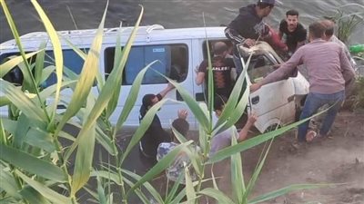 انتشال ميكروباص انقلب في ترعة بالدقهلية