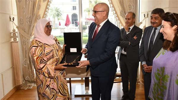 جانب من تكريم وزير