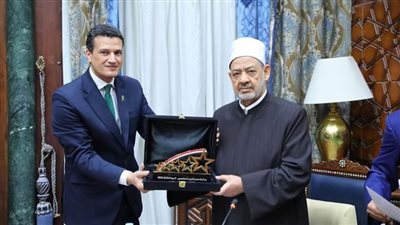 الإمام الأكبر يكرم الأزهر للفتوى لحصوله على لقب أفضل فريق عمل في مصر للتميز الحكومي