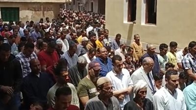 المئات يشاركون في تشييع جثمان شاب توفي بأزمة قلبية بالبحيرة.. وأصدقاؤه: كان بيلعب معانا كرة ورحل فجأة| بث مباشر 