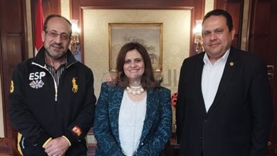 وزيرة الهجرة تستقبل أسرة الطالب محمود عاطف المصاب في السودان 