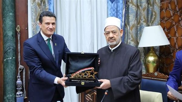 شيخ الأزهر مع مدير