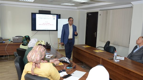 جانب من ندوة معهد