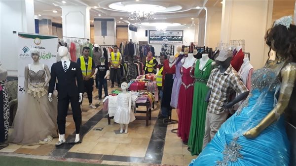 توزيع ملابس جديدة