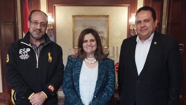 وزيرة الهجرة مع أسرة