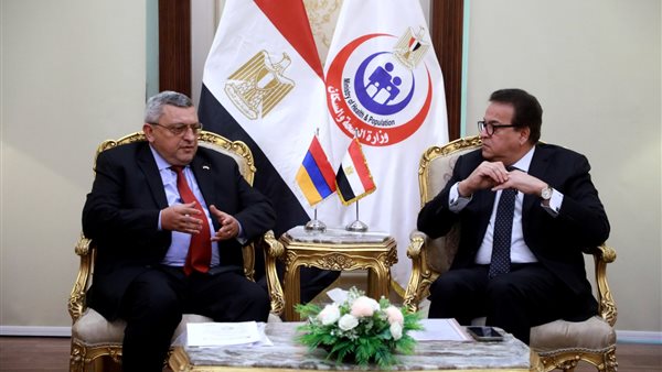 وزير الصحة وسفير