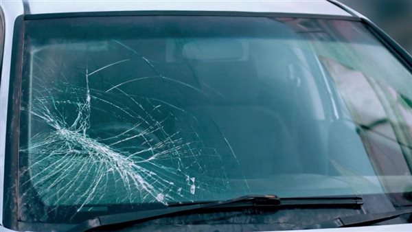 الزجاج الأمامي للسيارة