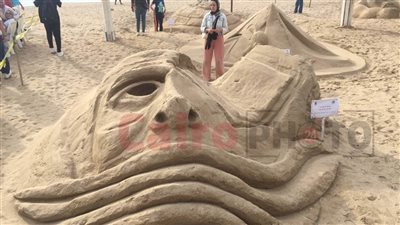 أشكال فرعونية متنوعة.. محافظ الإسكندرية يكرم الفائزين في أول مهرجان للنحت على الرمال بمدينة الثغر