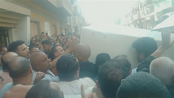 وصول جثمان الكاتب