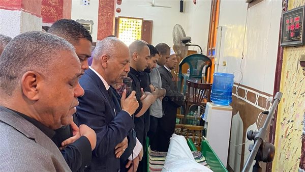 مصطفى بكرى يؤم المصلين