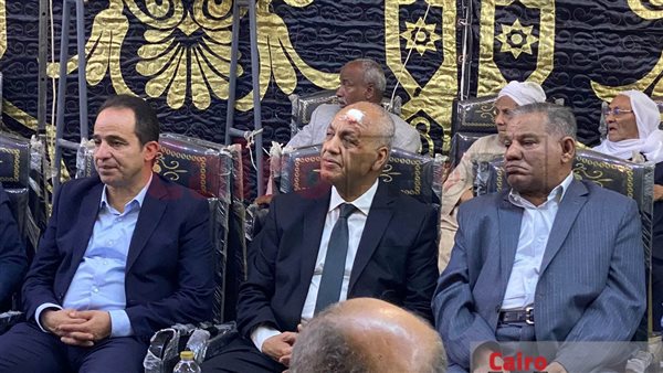 مصطفى بكري يتلقى