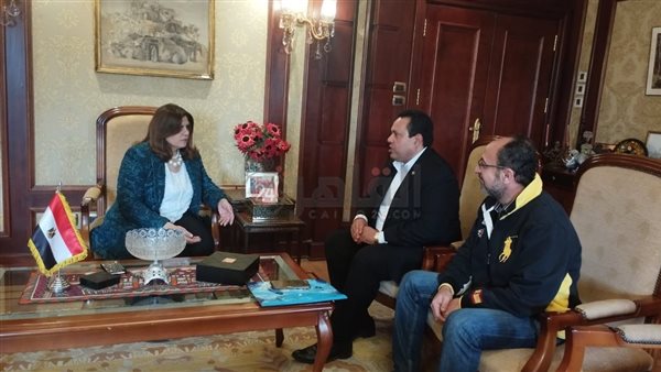 وزيرة الهجرة مع أسرة