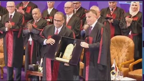 تكريم رئيس جامعة