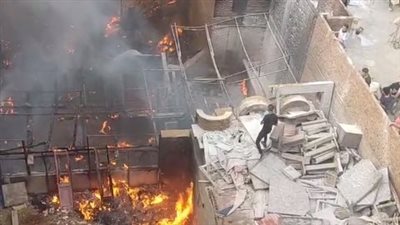 الدفع بـ 4 سيارات إطفاء للسيطرة على حريق مخلفات مخازن بالمعز | صور 