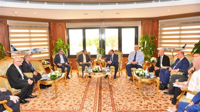 وزير الطيران يلتقي بالسفير الهندي ووفد من شركة GMR الهندية لبحث إمكانية الفرص الاستثمارية