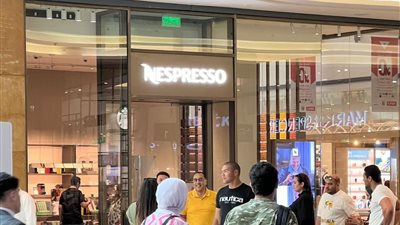 لابس كاجوال.. رئيس الوزراء يتجول دون حراسة في أحد المولات