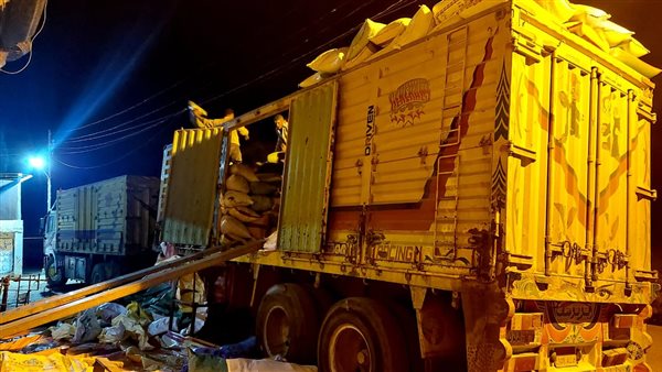 سيارة محملة بالقمح