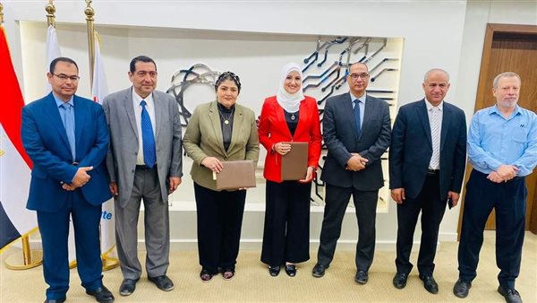 جانب من التوقيع 