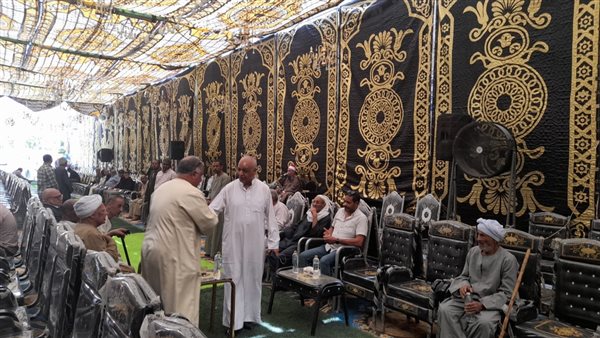 مصطفى بكري يتلقى